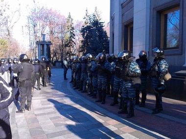 Милиция заблокировала здание Рады и пускает туда только сторонников ПР
