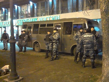 СМИ: По Одесской трассе в Киев направляется колонна автобусов с силовиками