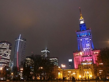 Самый высокий небоскреб Польши в знак солидарности с Евромайданом стал сине-желтым