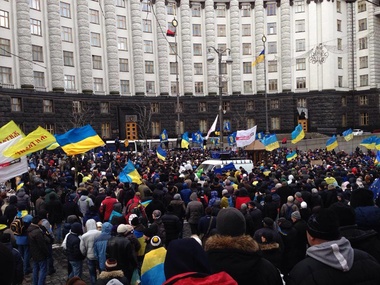 Митингующие с Евромайдана в Киеве отправились блокировать здание АП
