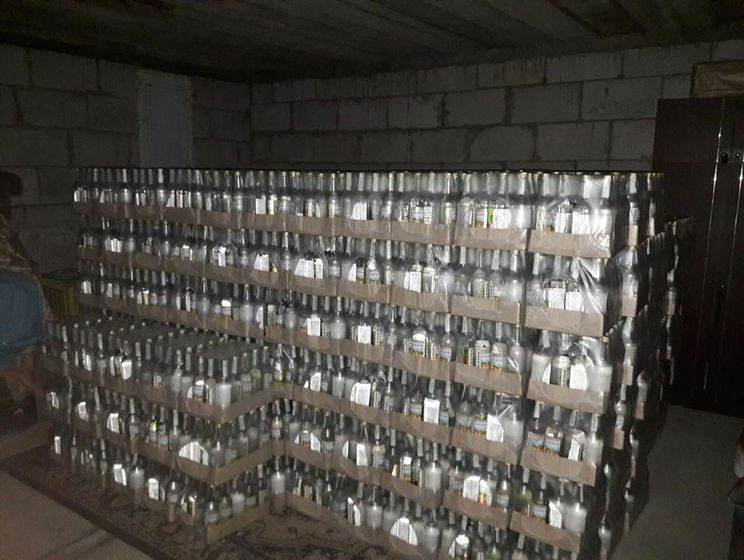 Поліція зупинила виробництво фальсифікованої горілки у Львівській області з оборотом до 0,5 млн грн на добу