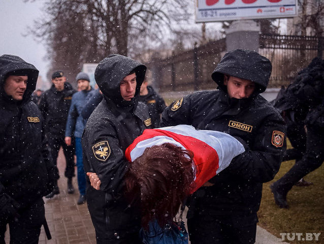 В Минске проходят акции ко Дню воли, ОМОН оцепляет и задерживает активистов