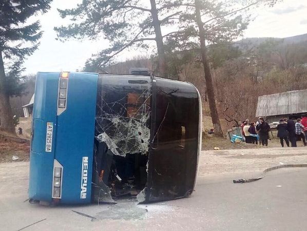 В Івано-Франківській області перекинувся автобус із паломниками, 10 осіб травмовано