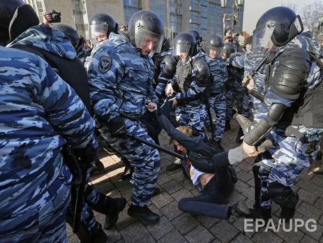 Полицейские избили задержанного на акции 