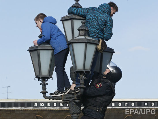 Пятерых несовершеннолетних, задержанных во время протестов в Москве, более четырех часов держали в автозаке