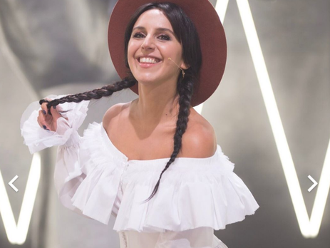 Джамала поделилась снимками в белом платье. Фоторепортаж