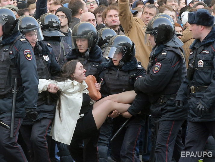 "Несли мене досить акуратно". Героїня однієї з найвідоміших фотографій мітингу в Москві розповіла про своє затримання