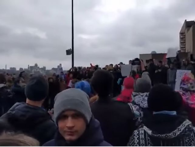"Кто не скачет, тот медведь!" Участники протестов в Екатеринбурге скакали под переделанные украинские кричалки. Видео