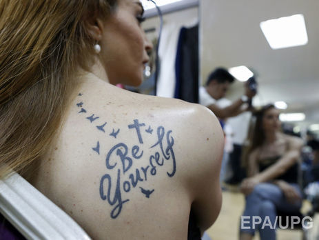 100-летнюю моду на тату показали в коротком ролике. Видео