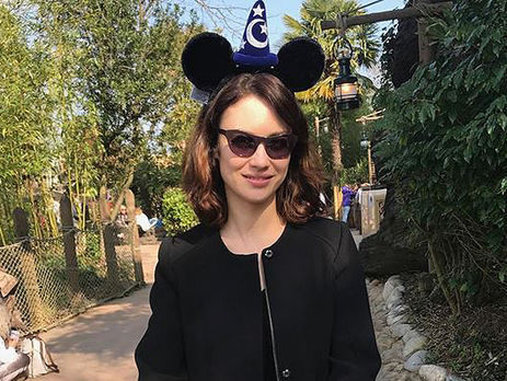 Куриленко прогулялась по парижскому Диснейленду с сыном