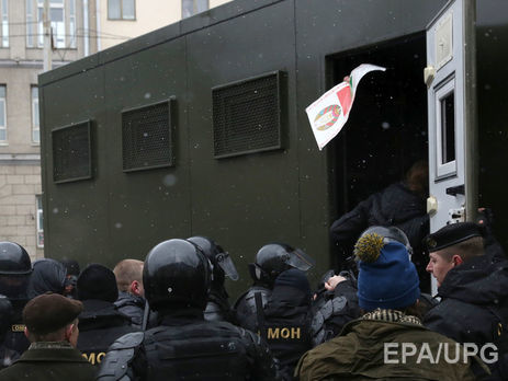 На мітингах у Мінську затримано трьох українців, двох із них депортують – МЗС України