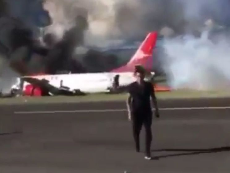 В Перу самолет загорелся при посадке. Видео