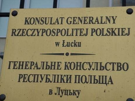 В Луцке обстреляли Генконсульство Польши. Фоторепортаж