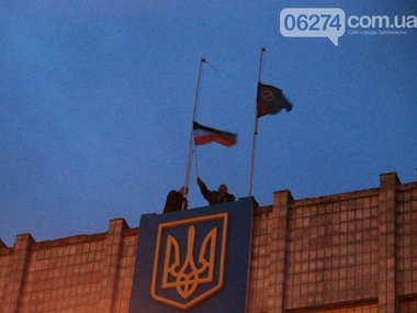 СМИ: В Артемовске подняли флаг "Донецкой народной республики" над горсоветом