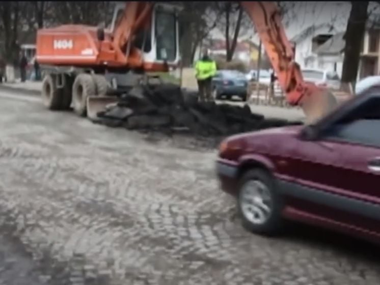 В Закарпатье вместо ямочного ремонта решили снять асфальт до уцелевшей мостовой прошлого века. Видео