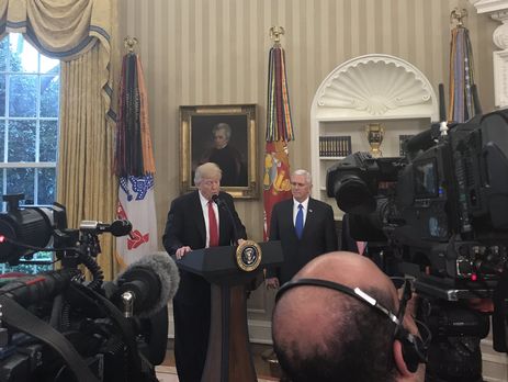 Трамп забыл подписать указы, услышав от журналистов имя Флинна
