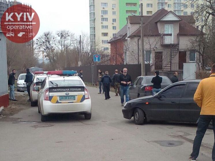 Поліція в Києві зі стріляниною затримала трьох іноземців, які обкрадали автомобілі