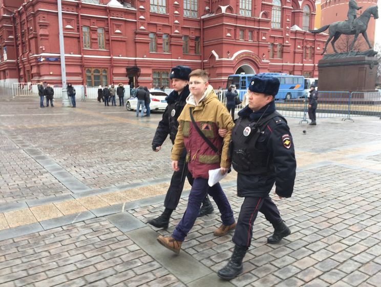 В центре Москвы полиция задержала школьника с конституцией и учебником алгебры – блогер