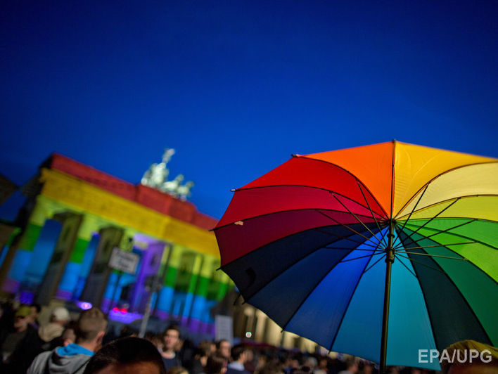 Большинство немцев выступают за уравнивание однополых и традиционных браков – опрос