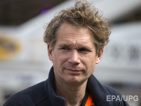 Человек-курица высиживает яйца в парижском музее