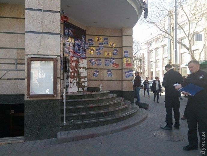 В Одессе активисты замуровали отделения "Альфа-Банка" и "Сбербанка"