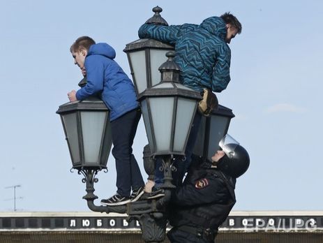 Экс-депутат Госдумы РФ подаст в суд на полицию после задержания его сына на митинге в Москве