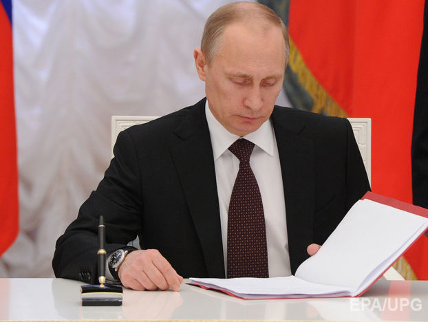 Путин подписал закон, запрещающий денежные переводы в Украину