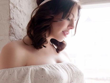 Вагітна Стоцька показала живіт у прозорій сукні