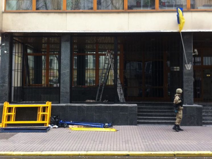 Силовики спиляли болгаркою ґрати на вході до "Укрнафти". Відео