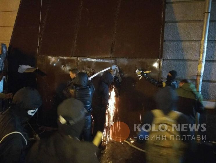 В Полтаве протестуют против постройки арки "Газетного ряда", есть раненые