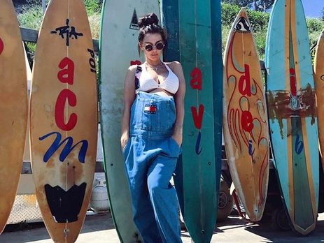 Беременная Седокова обнажила живот