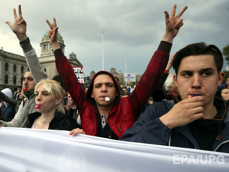 У містах Сербії проходять протести проти перемоги на виборах президента Вучича