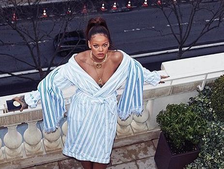 Рианна продемонстрировала грудь в минибюстгальтере из стразов