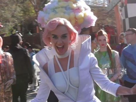 Кеті Перрі показала, як їй роблять масаж обличчя