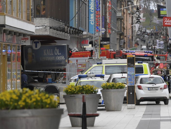 Вантажівка врізалася в натовп у Стокгольмі, є загиблі і поранені