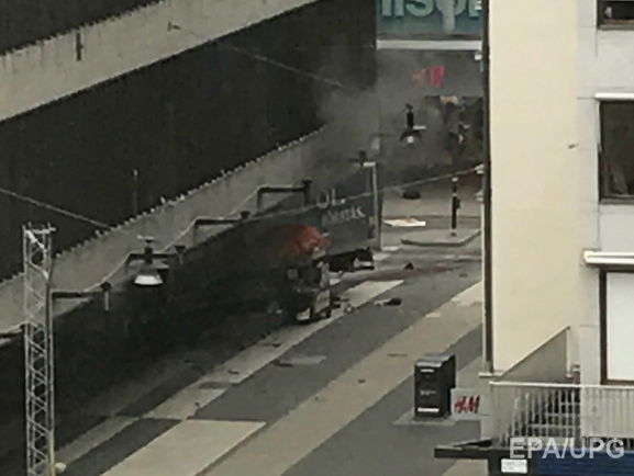 В Стокгольме грузовик врезался в прохожих, есть погибшие. Прямая трансляция
