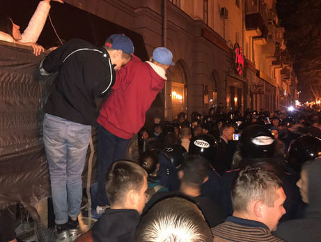 Мэр Полтавы после столкновений в центре города приостановил застройку арки "Газетного ряда"