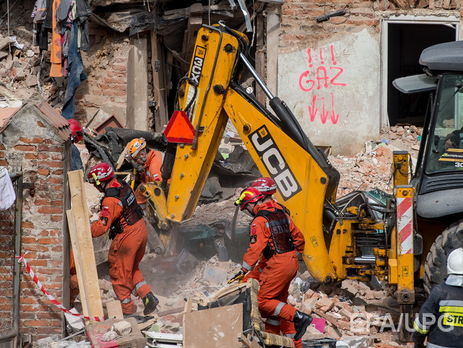 Спасатели разбирают завалы на месте рухнувшего дома в Польше. Фоторепортаж