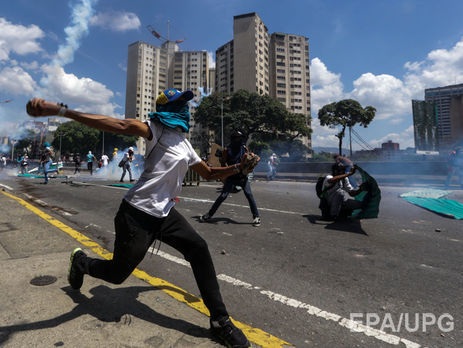 В Венесуэле многотысячные протесты переросли в столкновения с полицией