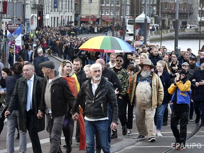 В Нидерландах тысячи людей вышли на улицы в поддержку избитой гей-пары