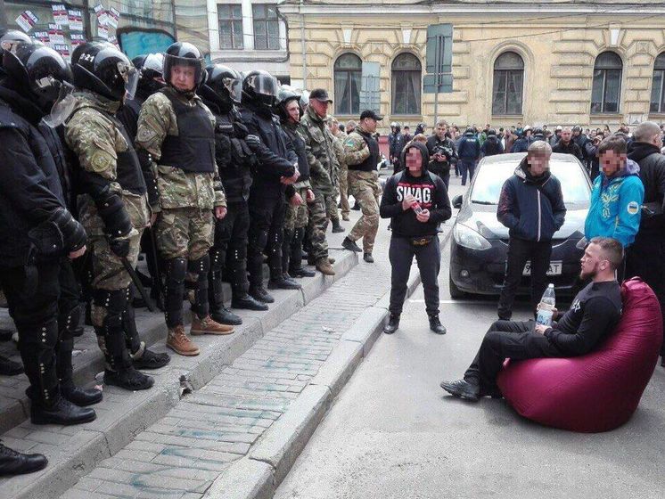 У Харкові поліція відігнала активістів "Національного корпусу" і розблокувала "Сбербанк"