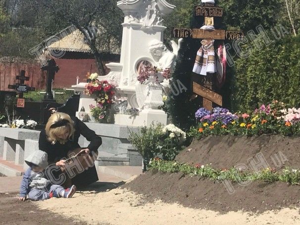 Максакова привела на могилу Вороненкова їхнього сина