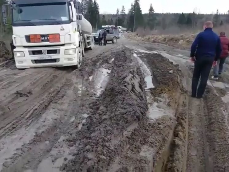 В России на федеральной трассе в грязи застряли 30 автомобилей. Видео