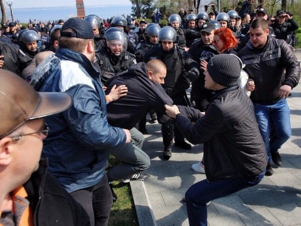 В Одессе произошли стычки возле памятника Неизвестному матросу