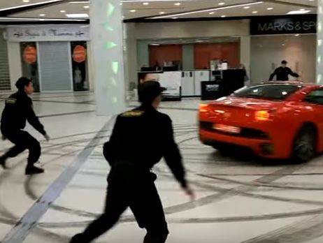 Екс-мер Архангельська влаштував гонку на Ferrari в торговому центрі Москви. Відео