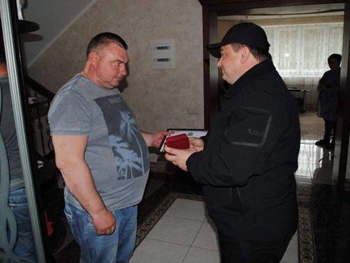Жителю Сухолуччя, який застрелив грабіжника, поліція вручила іменний годинник