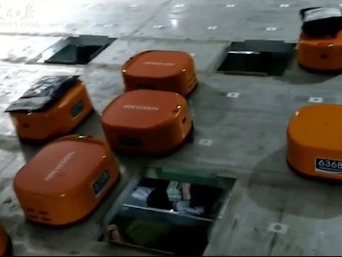 Китайская служба доставки создала армию роботов-сортировщиков. Видео
