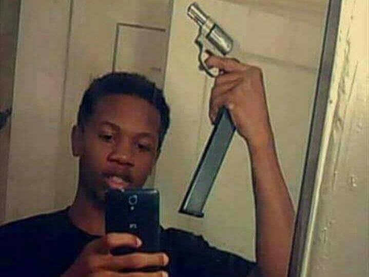 Підліток, який зробив селфі зі приставленою до пістолета "лівою" обоймою, став причиною "збройового" флешмобу у США
