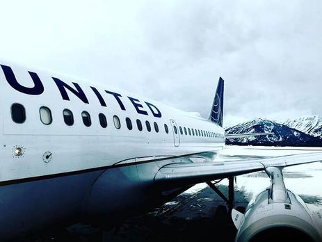 В США с самолета силой сняли пассажира, чтобы освободить место сотрудникам авиакомпании