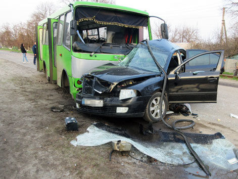 У Харківській області маршрутка зіткнулася з легковим автомобілем, двоє загиблих